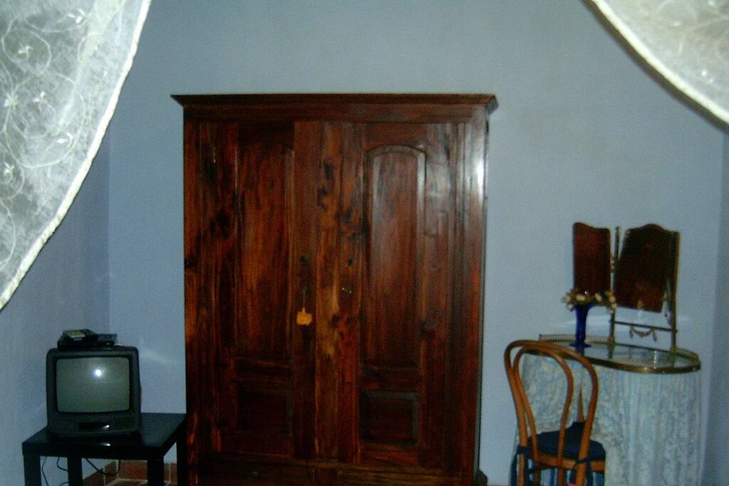 Angolo con armadio, tv e toletta