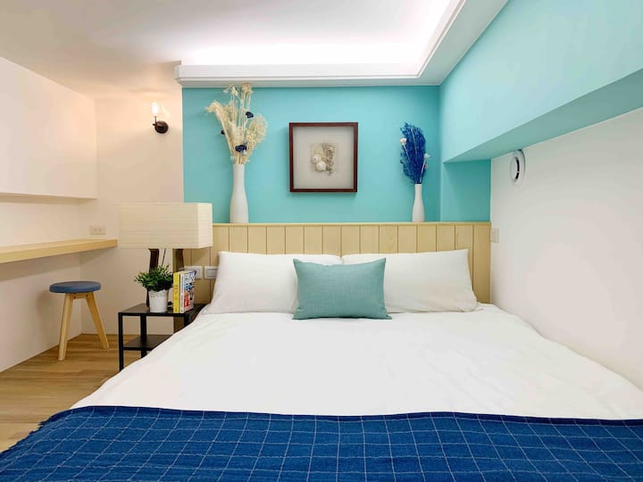 غرفة رئيسية時尚主臥室含衣櫃和衛浴 أنيقة مع خزانة ملابس واسعة وحمام داخلي