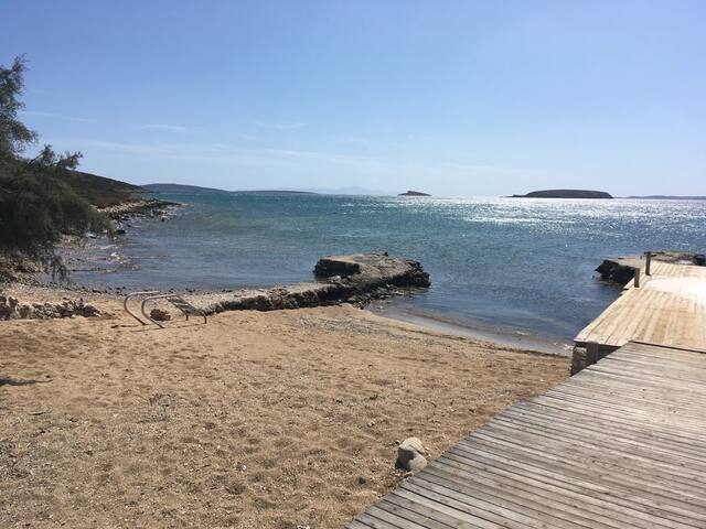 Calmea: Seafront Escape – beachfront gallery image 2