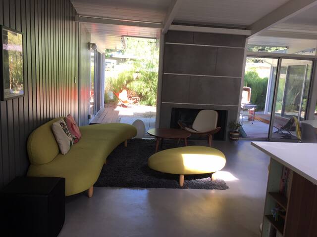 Peaceful and relaxing Eichler home gallery image 5