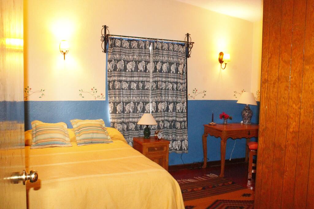 Clean and comfortable bedroom for one or two persons with large closet.
Habitación cómoda para una o dos persons con un closet amplio.
