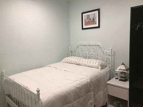 Clean and cozy room, short walk to 3/4 trains.