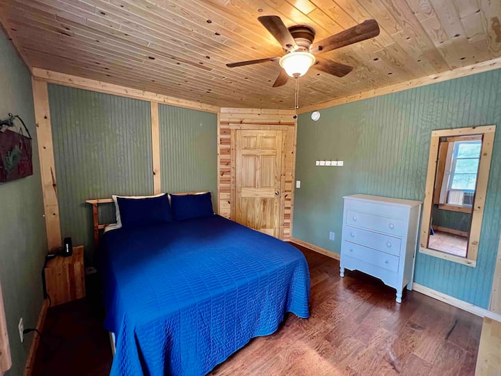 ห้องนอนควีนไซส์ 2 ห้องบนชั้นหลักกว้างขวางสะดวกสบาย 