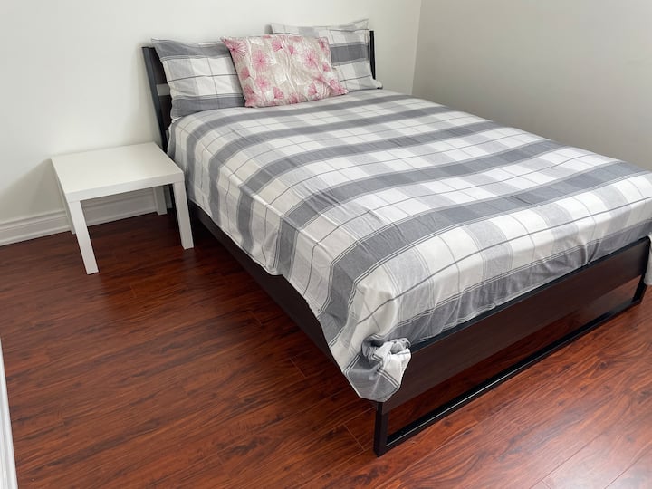 5to dormitorio con cama queen