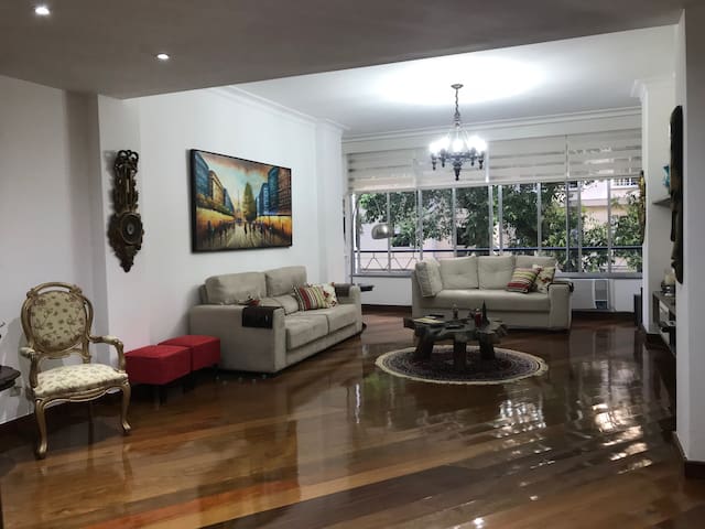 Apartament luxo 3 min da praia e Copacabana Palace