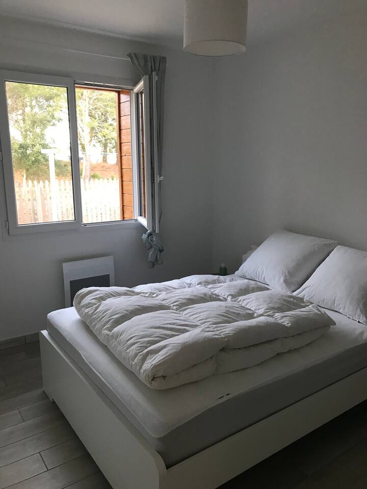 Chambre 2 (مضاءة 140/200)