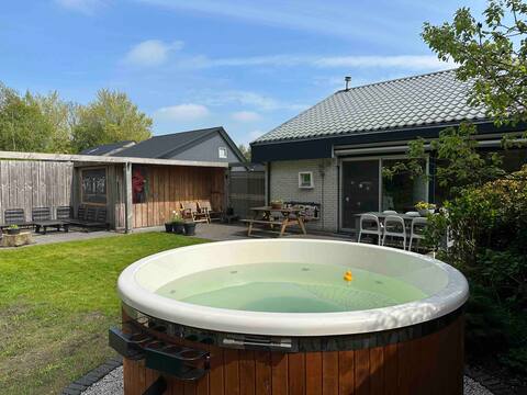 Lovely & cozy family house with hot tub!