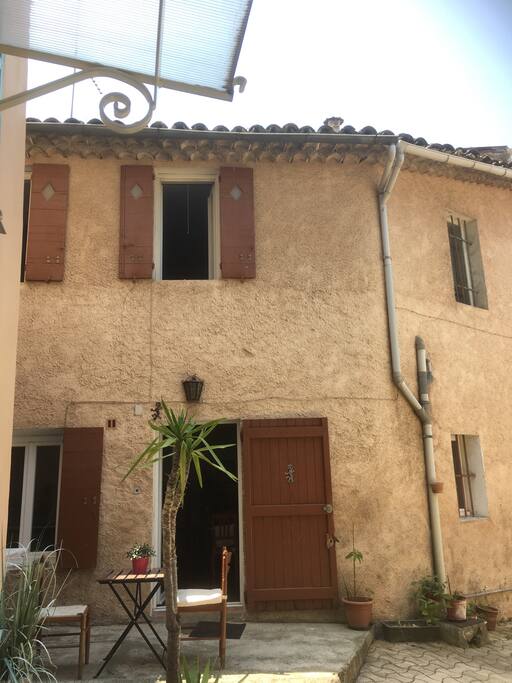 Couchage Clic Clac Salon dans une maison de Ville Située en Centre Ville de Brignoles. Parking gratuit à 1mn à pied. Services, Commerces et administrations à proximité immédiate. Ideal pour jeune travailleur en mission, Etudiant(e) en formation. Possibilité de Petit déjeuner ou panier repas (option payante). Logement partagé. Le Proprietaire sera au 1er étage.