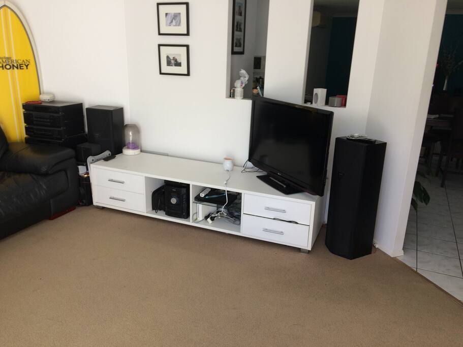 Lounge room,tv,netflix,portable air conditioner and heating