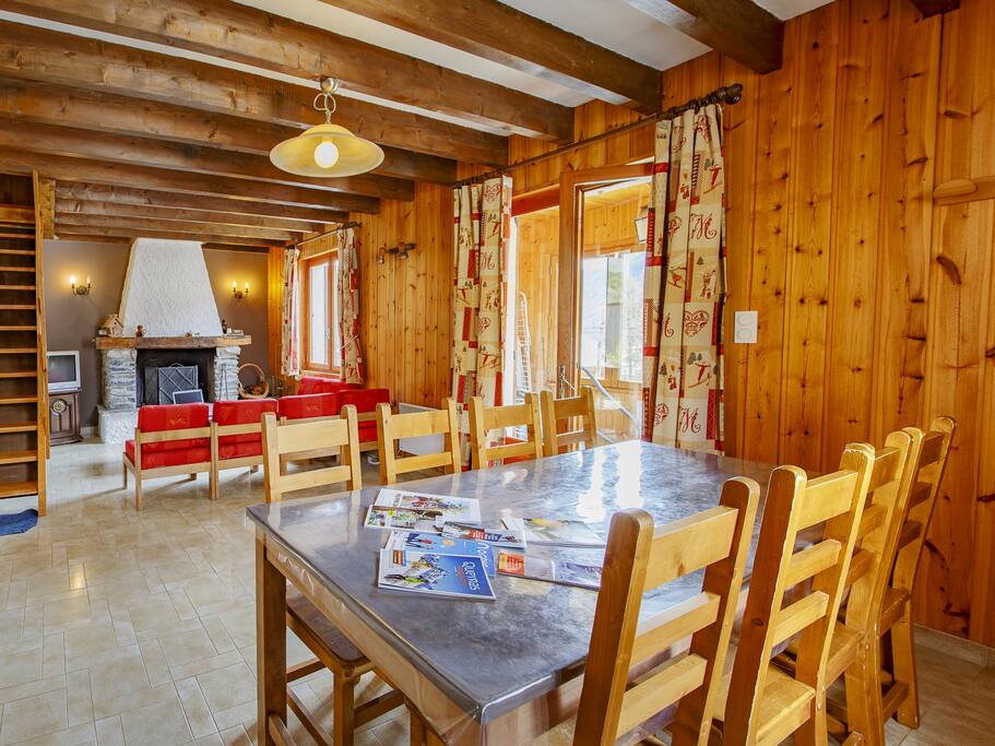 Pièce principale Salle à manger/salon avec cheminée.
1er niveau.