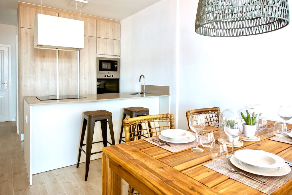 Salón open concept con cocina integrada.