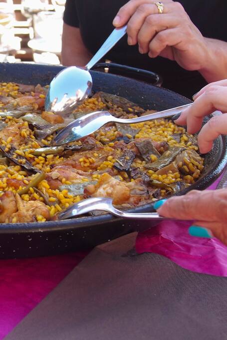 Cuisinez Et Mangez De La Paella Sur Un Rooftop