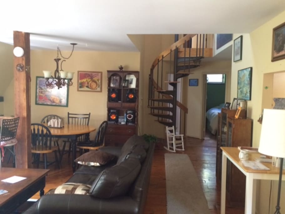 Living room & eating area