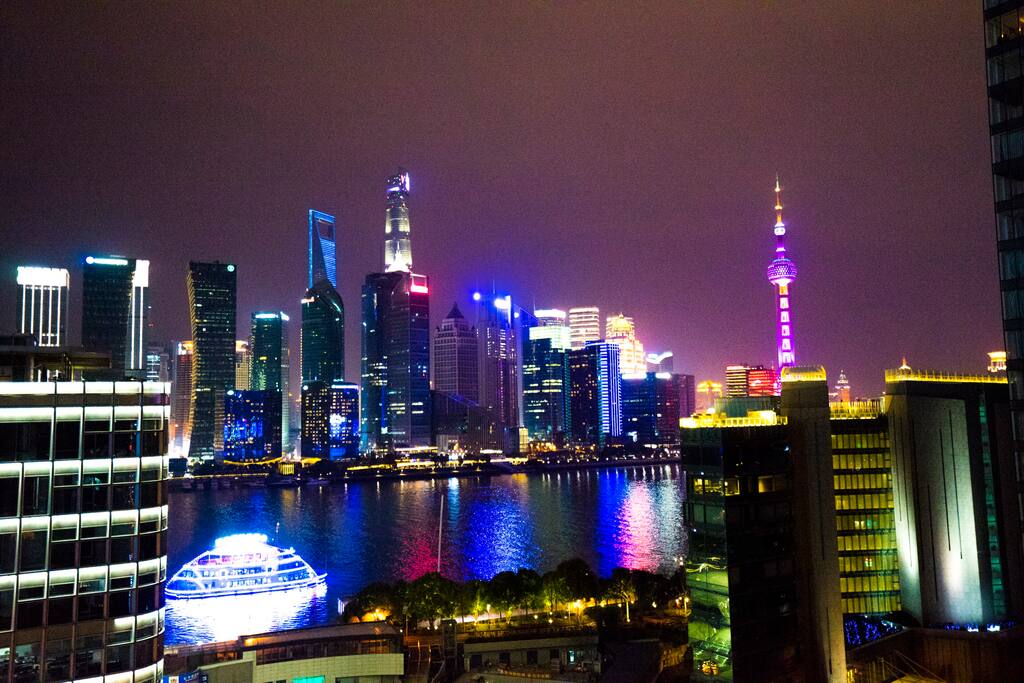 夜幕下外滩五光十色,及其迷幻