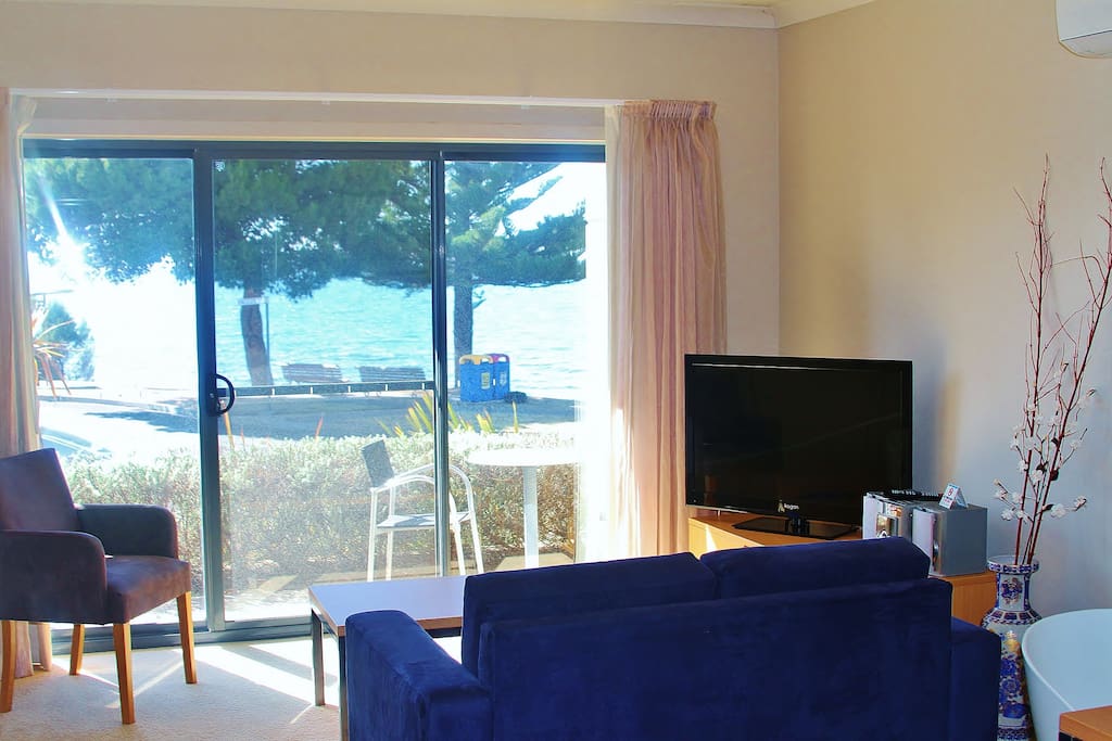 Spectacular views of the wharf area can be enjoyed from the living area and balcony