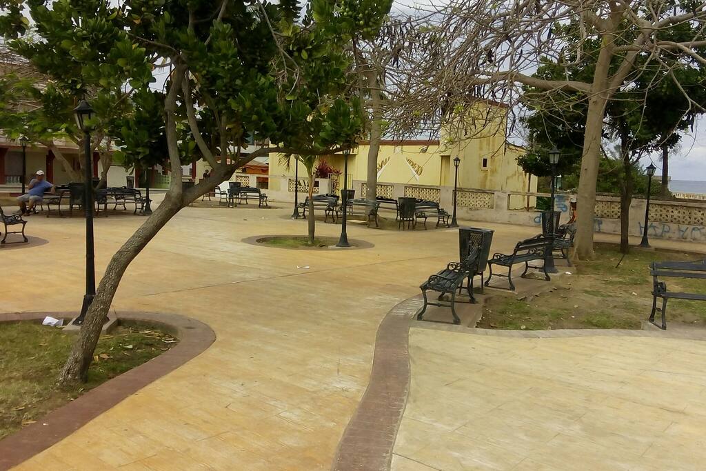 Parque frente al hostal.