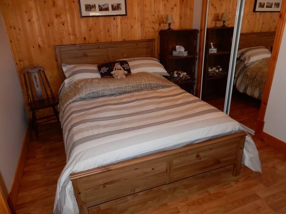 Le confort d'un bon lit douillet dans une chambre aménagée avec goût