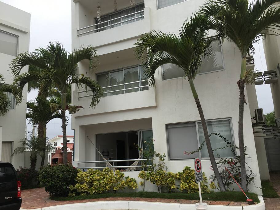 Vista Exterior del condominio (Planta baja)