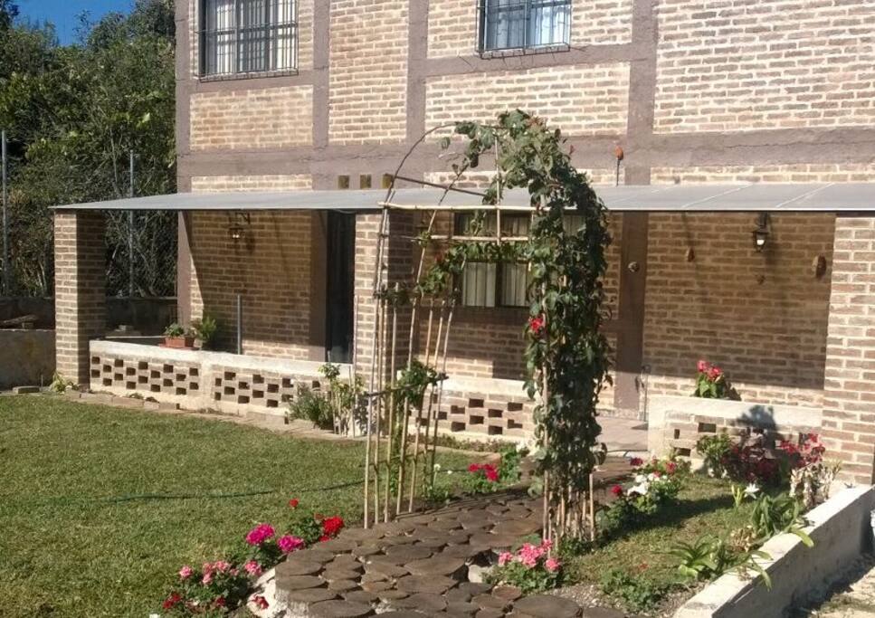 Casa decorada con motivos Mayas. Bien ventilada e iluminada; con jardín y estacionamiento para 4 autos.