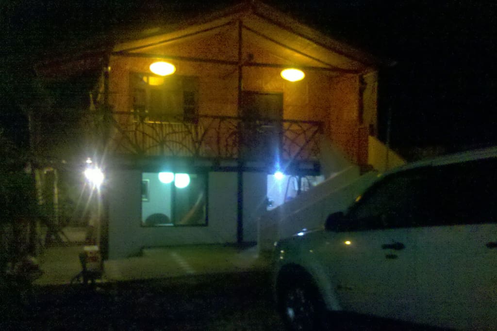 Vista de la casa en la noche