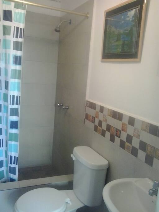 Baño con ducha de agua caliente.