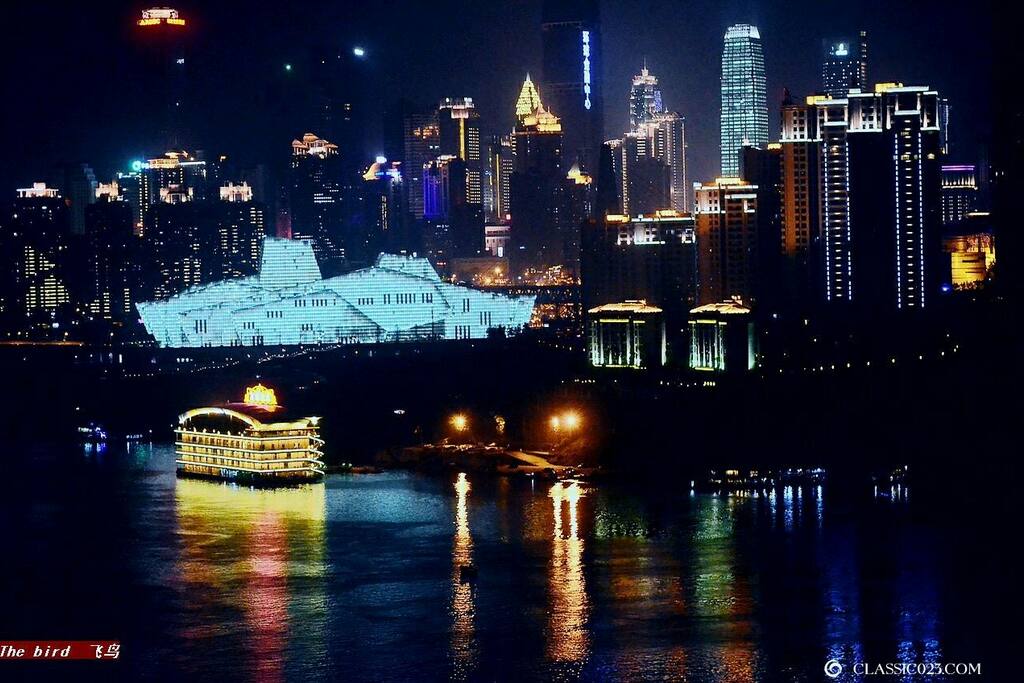 步行50米即可欣赏璀璨迷人的滨江夜景