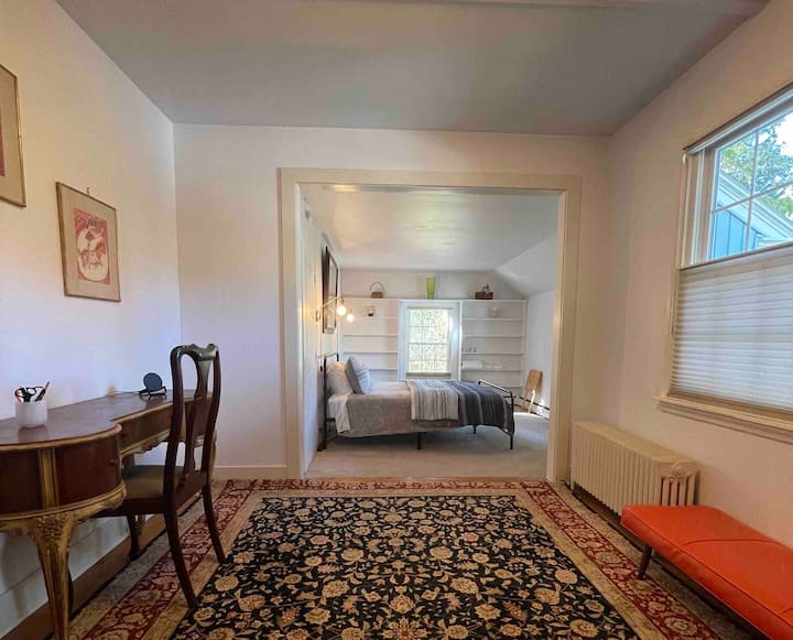 ห้องนอนหลักที่กว้างขวาง  