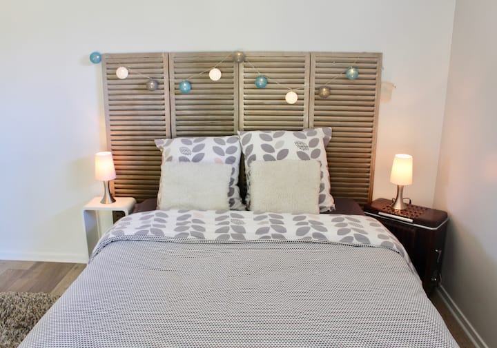 เตียงใหญ่ที่มีความเป็นไปได้ในการติดตั้งเตียงเด็กข้างบ้าน