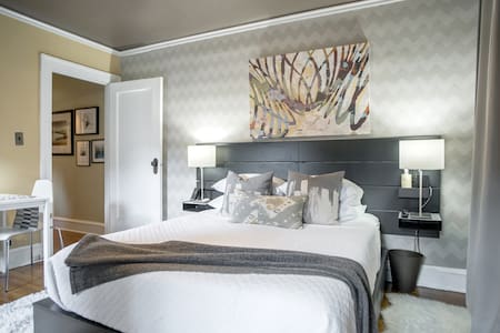 Clean & Cozy Bungalow Retreat near Plaza