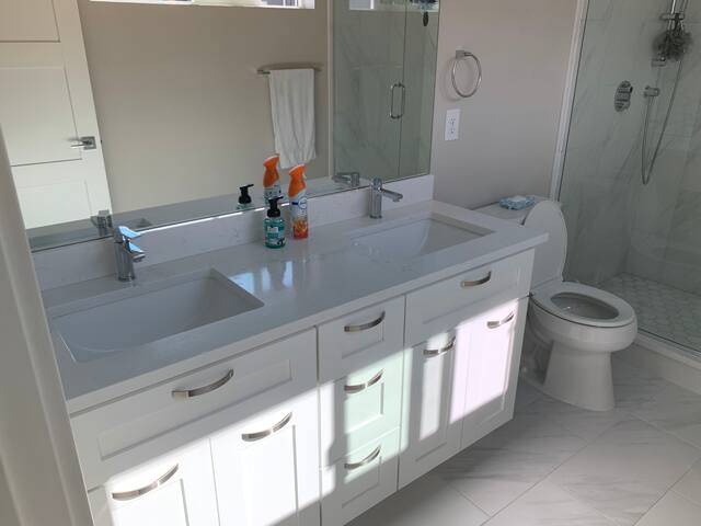 Upscale Modern 3BD Townhouse – Walk to Stadium gallery image 2