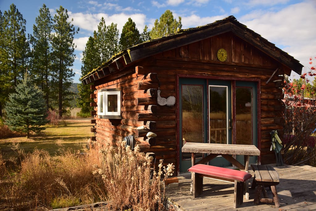 Panoramic views of mountains, pastures, the Payette River valley in a tranquil setting.