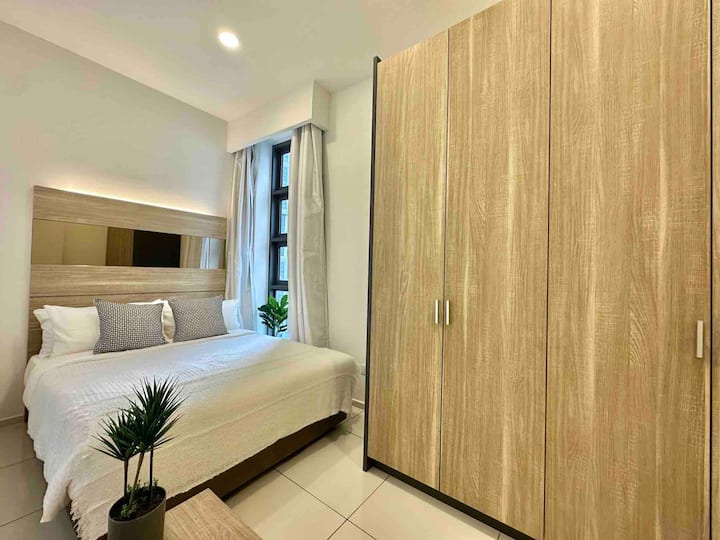 Druga spavaća soba s bračnim
krevetom (širine 150-179 cm)
- Veliki ormarić 
- Aircon