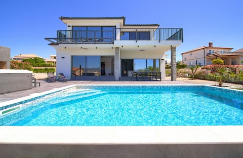 Popular Airbnb listing: Luxury villa Lucija with heated pool in Linardići