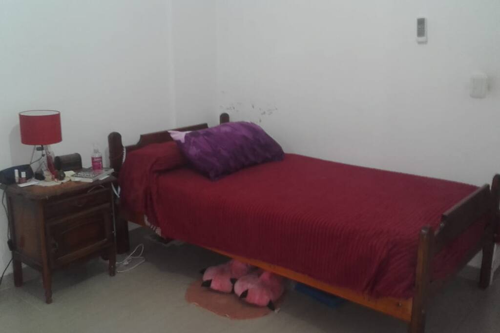 Cuenta con mesa de Luz y velador