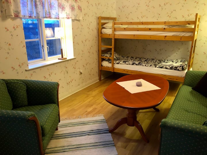 Det mindre sovrummet.
Och ett ställe att hänga på