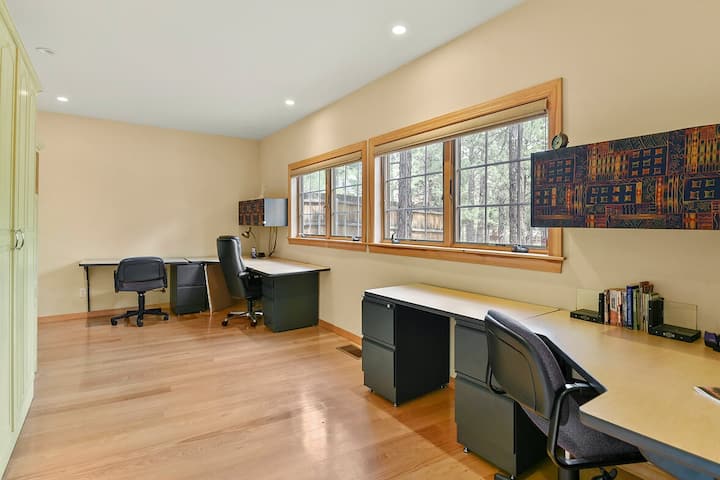 Канцелариска спална соба на долниот кат со Марфи кревет.