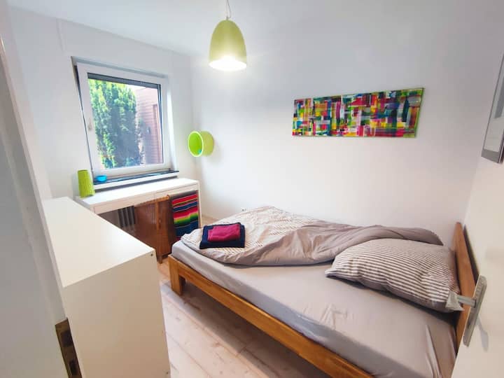 חדר שינה 3 קטן אבל נחמד. שוב, יש פינת עבודה, חלל אחסון ומיטה (2 מ' x 1.40 מ') לאדם אחד עד שניים!