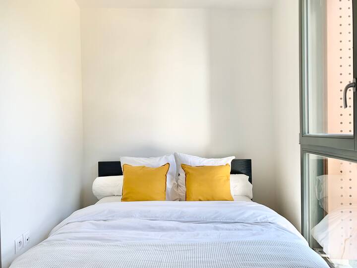 Soba 2  
Bračni krevet (160x200) . Madrac od memorijske pjene 
Chambre 2  
Bračni krevet (160x200) . Madrac za pamćenje 