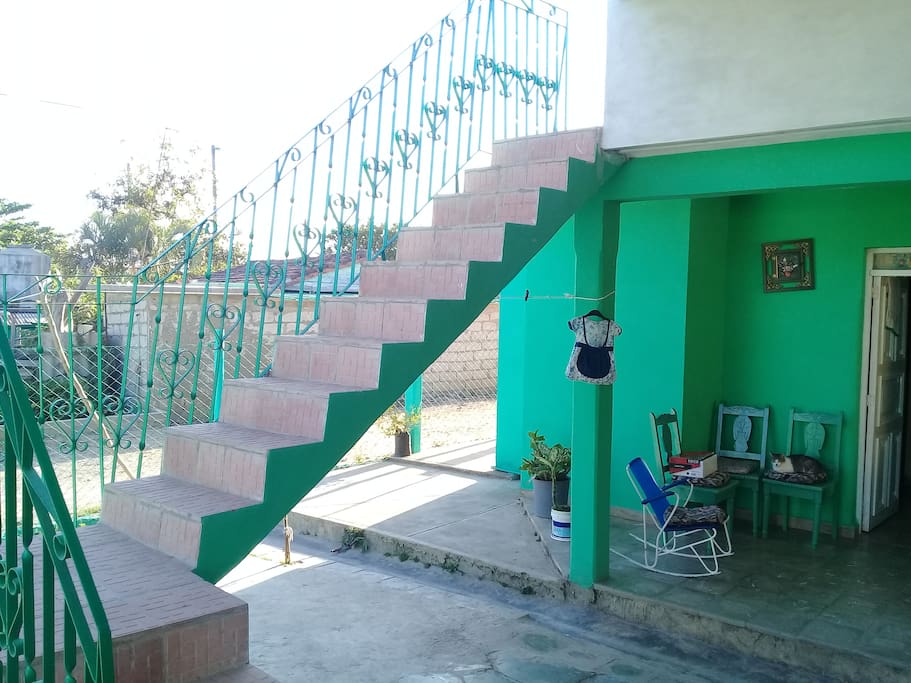 terraza con escaleras para la terraza elevada