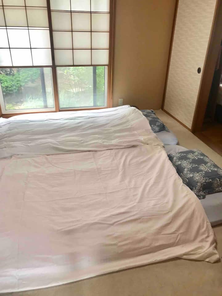 
8畳の和室は布団を敷いて寝室として使える。
Tatami room (Japanese-style room) can be used as a bedroom.  (2 bedding sets are available)