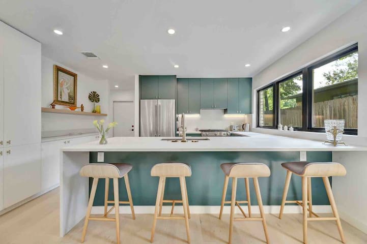 Zilker Luxury Retreat! (ACL/F1/Lake/Springs)! gallery image 3