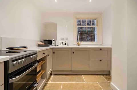Top performing Airbnb: The Bolthole - central Leamington inc parking in Royal Leamington Spa