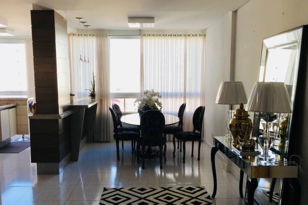 Sala de jantar e cozinha integradas