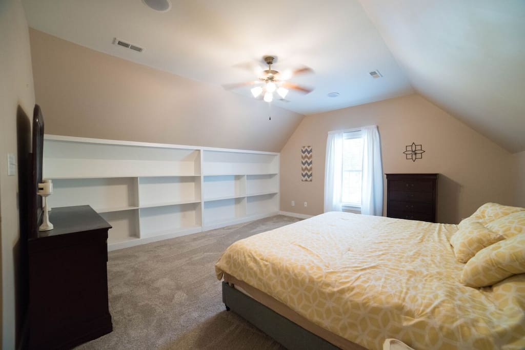Master br, king bed - memory foam