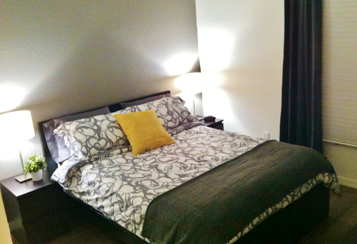 Dhoma e dytë e gjumit ka gjithçka për t 'u çlodhur dhe për të bërë një gjumë të mirë natën