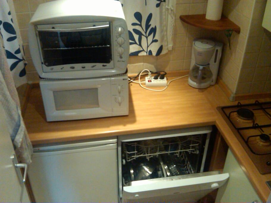 cuisine équipé lave vaisselle, plaque 4 feux gaz, mini four, micro onde