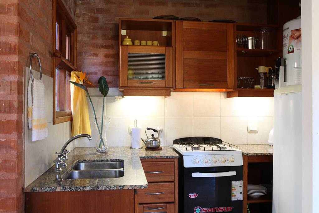 Cocina equipada con todo lo necesario y más.