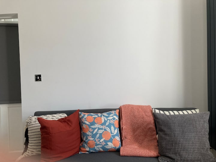 Contemporary  Cardiff Flat With Courtyard - Cardiff