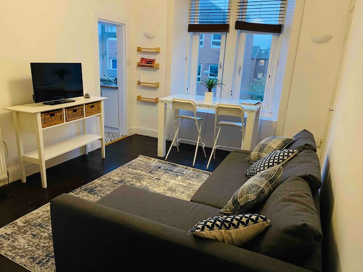 Amata’s 1 Bedroom Flat In Glasgow City - Glasgow