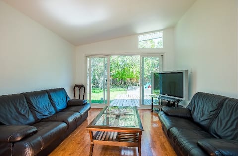 Successful Airbnb property: Bright and spacious 3 bedroom flat in Don Valley East